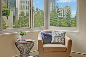Eclectic Downtown & Cap Hill King bed & Kitchen